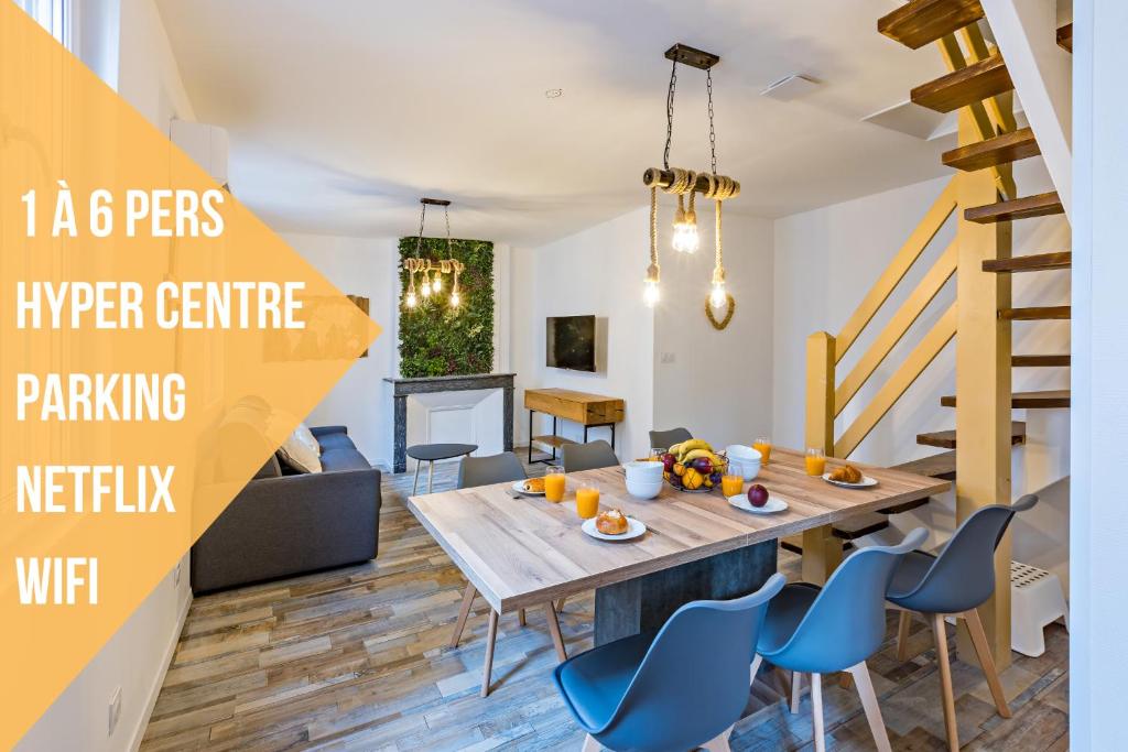 Una cocina y una sala de estar con mesa y sillas. en Centre Historique - FREE Parking - Self Checkin - WIFI - LA CABANE - SLEEPNTRIPBEZIERS, en Béziers