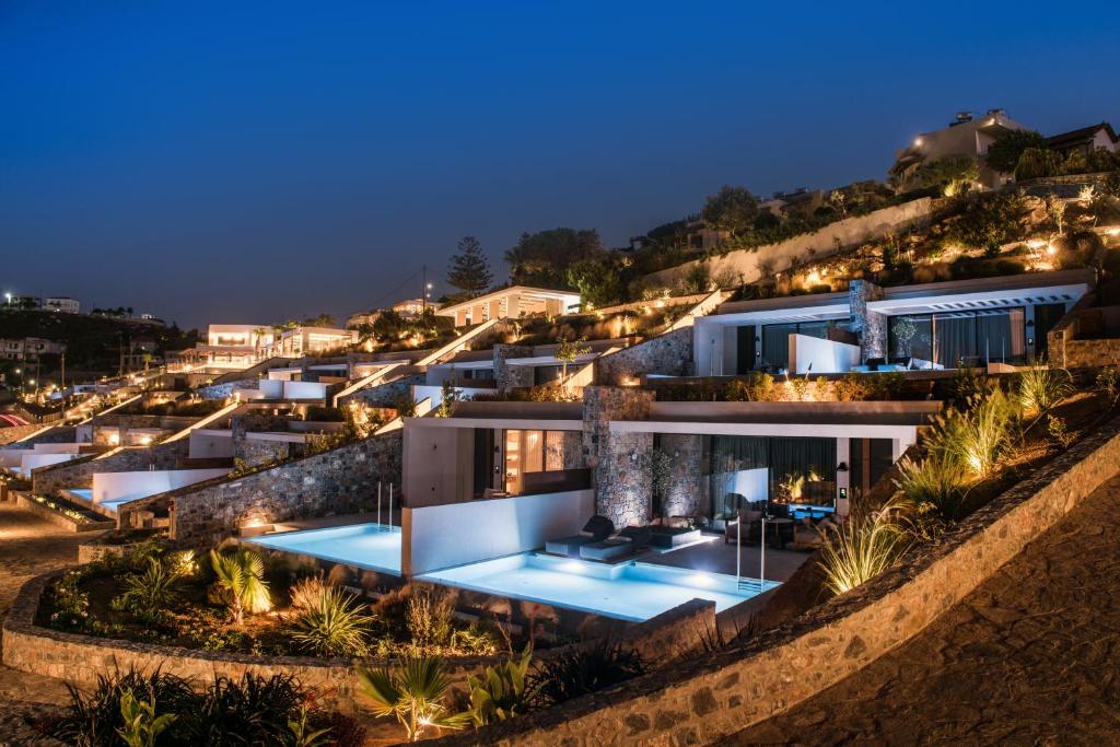 una vista aérea de una villa por la noche en Happy Cretan Suites, en Agia Pelagia