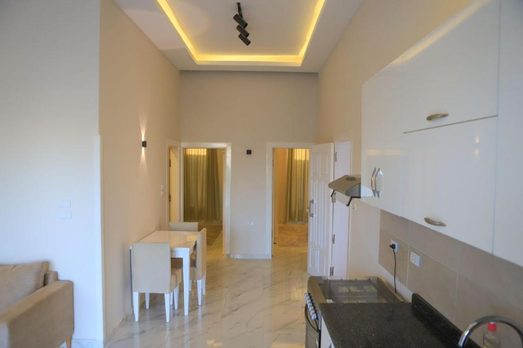 Kuchyň nebo kuchyňský kout v ubytování Royal Nile Villa - Pool View Apartment 1