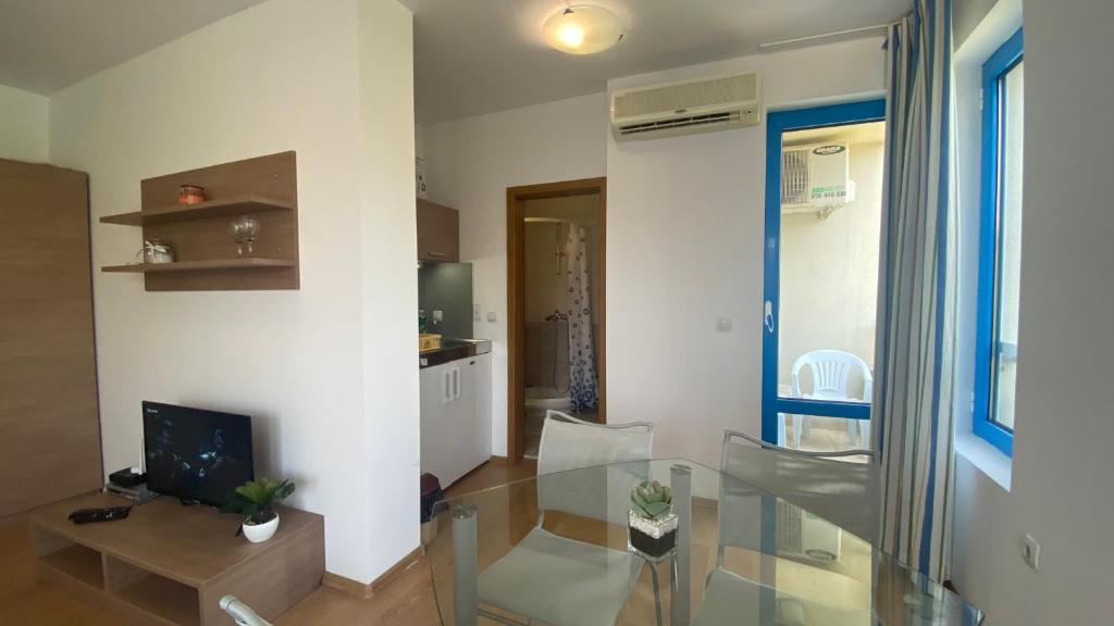 A television and/or entertainment centre at Bratanov Excelsior Apartment