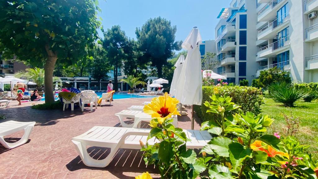 The swimming pool at or close to Bratanov Excelsior Apartment