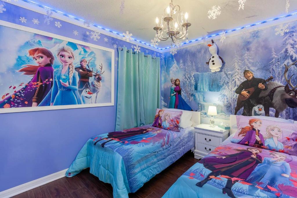 Dormitorio con 2 camas individuales y un mural de Disney en Thematic House with Private pool and Game Room, en Davenport
