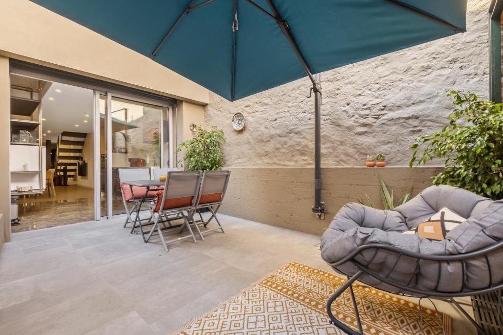 een patio met stoelen en een tafel in een gebouw bij Casa do Batente - By WeHost in Funchal