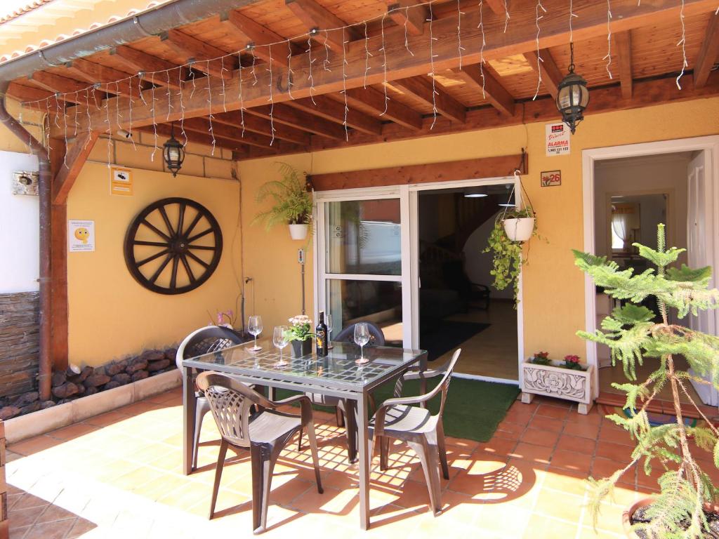 コスタ・デル・シレンチオにあるCasa Vazquezの家の中庭のテーブルと椅子