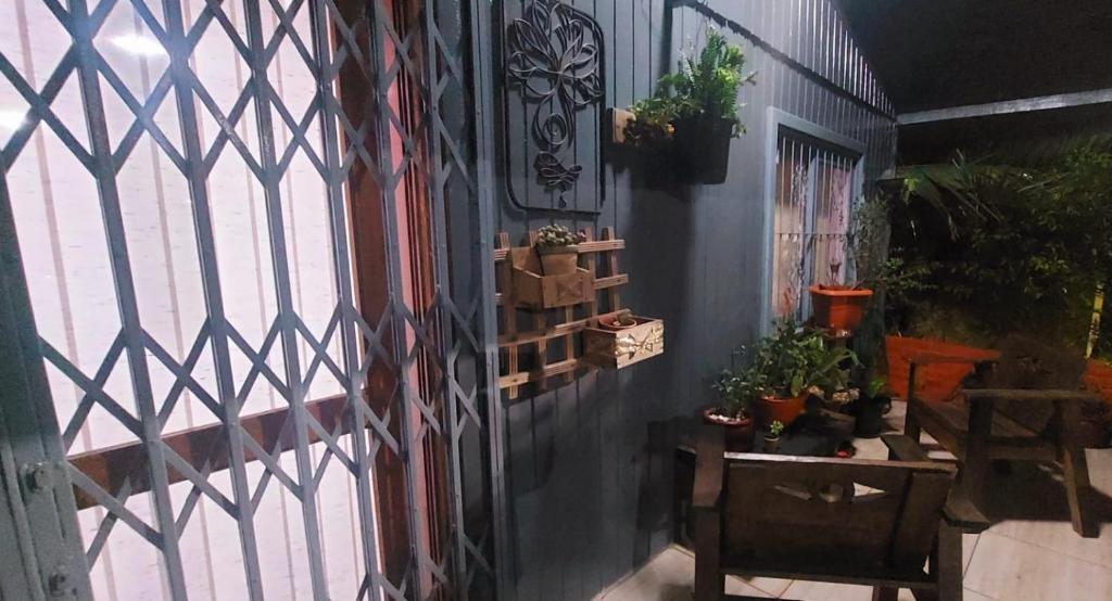 ein Zimmer mit einer Wand mit Topfpflanzen darauf in der Unterkunft Casa em Canela RS in Canela