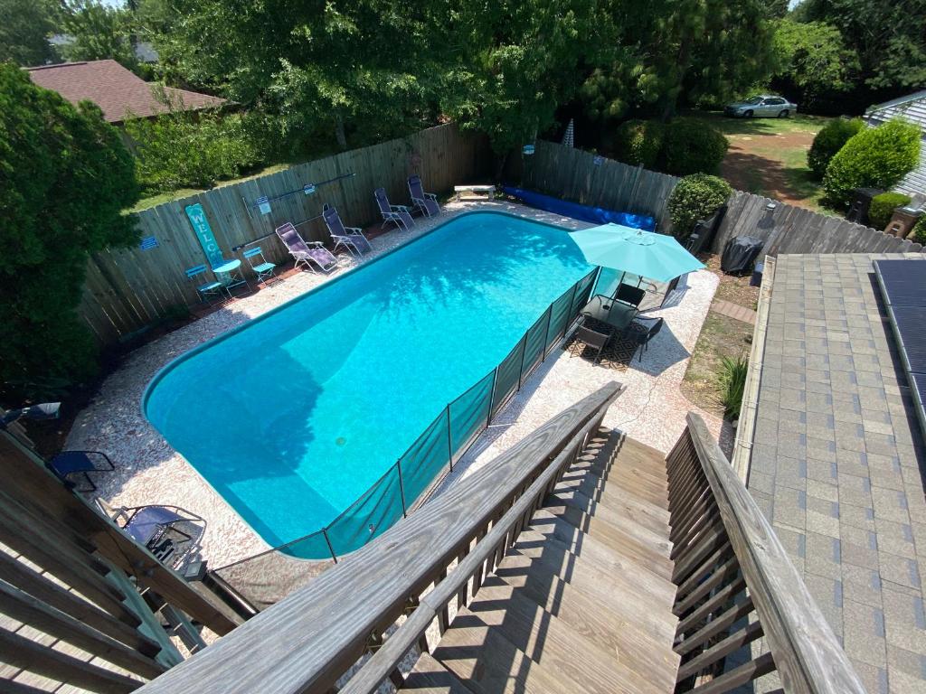 una vista aérea de una piscina con sombrilla en Pelican Nest-Heated Pool Jacuzzi Tub Pvt Balcony en Pensacola