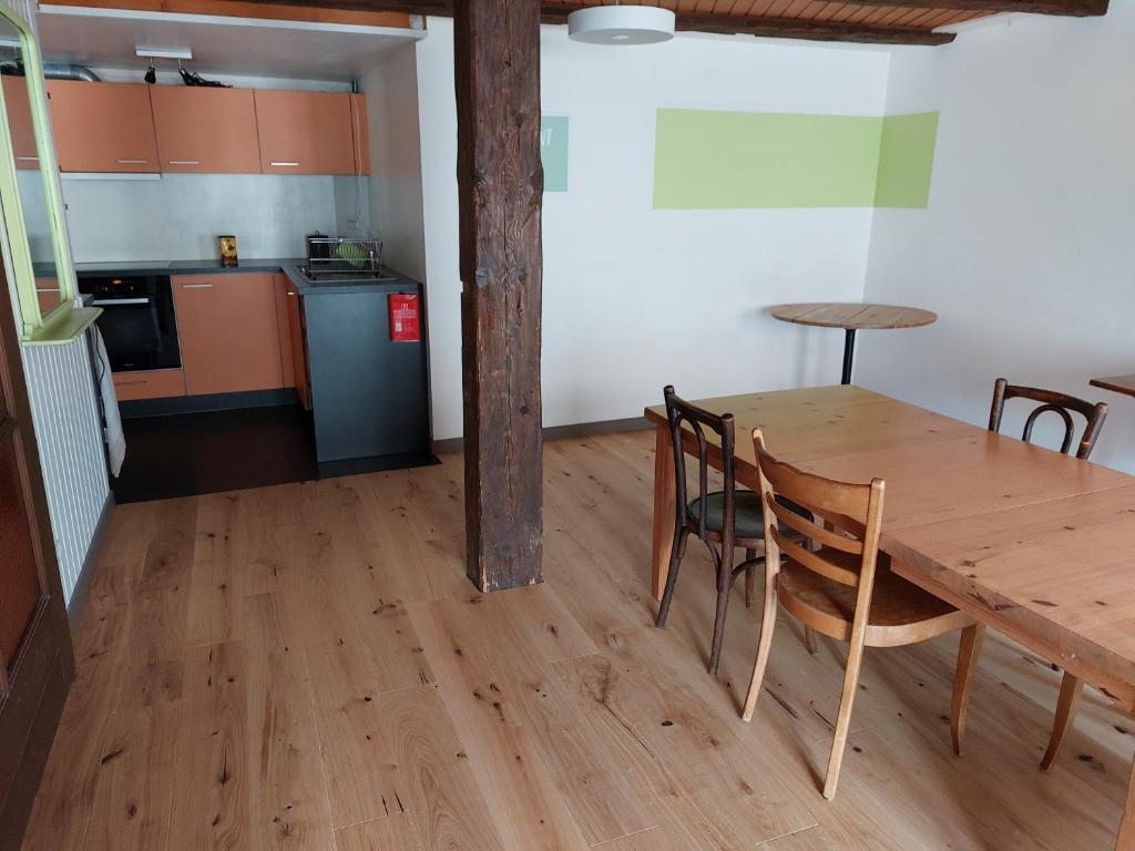 Kuchyň nebo kuchyňský kout v ubytování Drosera cabane et roulotte