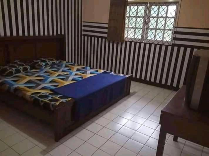ein Schlafzimmer mit einem blauen Bett in einem Zimmer in der Unterkunft Villa kemuning in Kopo 2