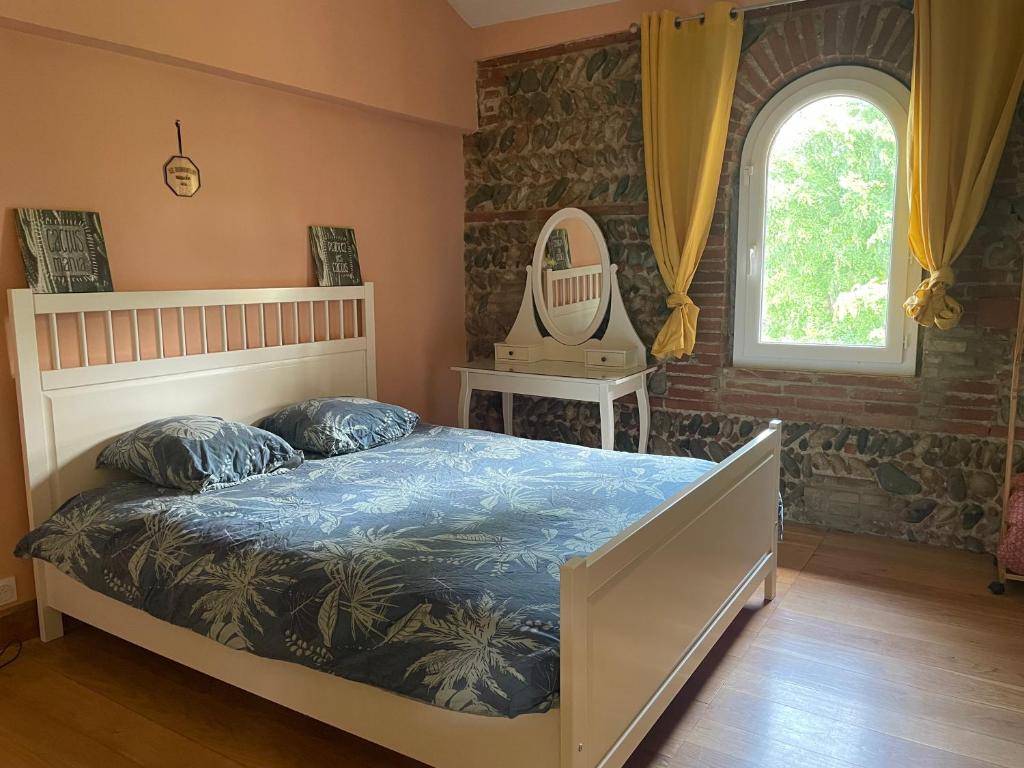 1 dormitorio con cama, ventana y espejo en Relais DAIA, 