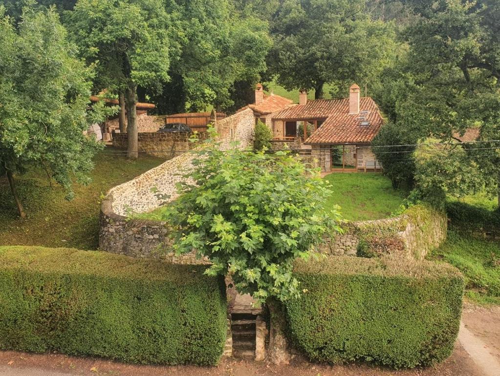 a house with a bush on top of a yard at LA CASA DEL HORNO in Hornedo