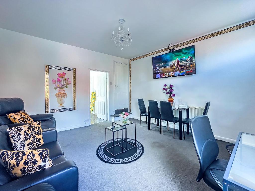 ein Wohnzimmer mit einem Sofa und einem Tisch in der Unterkunft Luxury and lovely Cosy well equipped home with Free Parking and Free Fast WiFi in Morley
