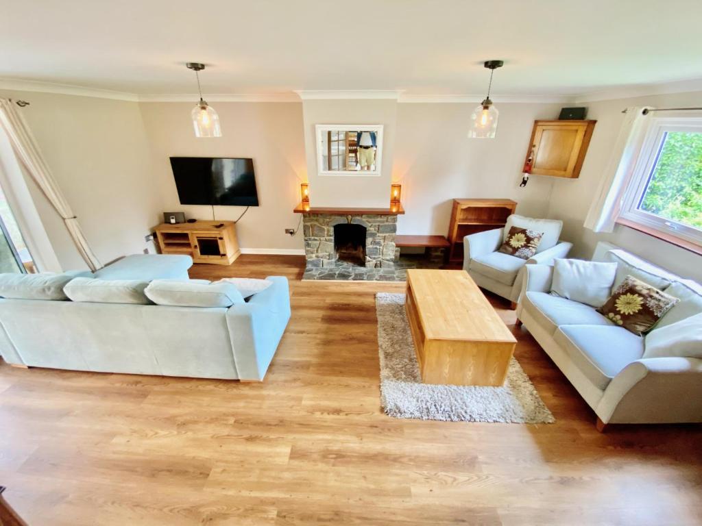 sala de estar con 2 sofás y chimenea en Cosy Cottage - Whitchurch, Solva, en Solva