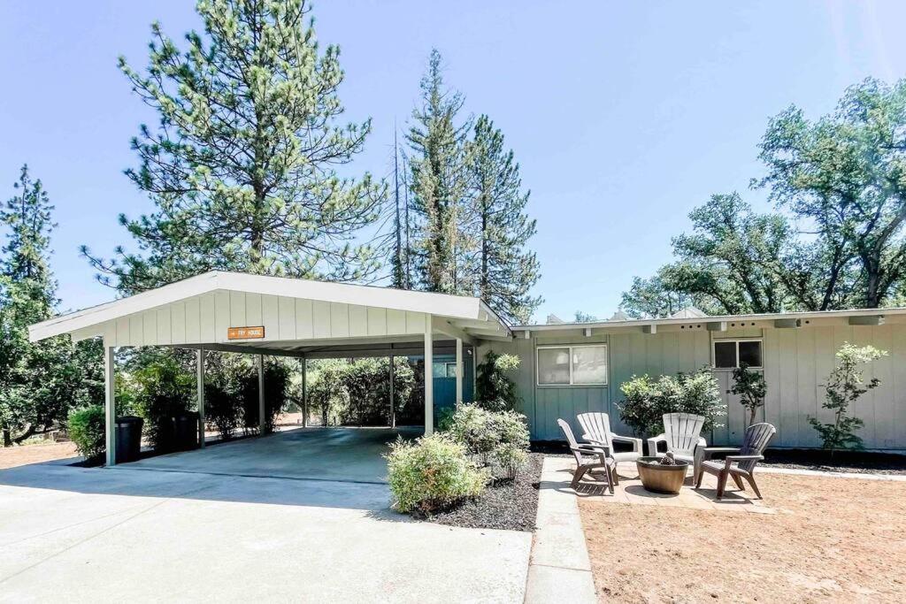 une maison avec un pavillon et des chaises devant elle dans l'établissement Retreat Home Near Yosemite and Bass Lake!, à Oakhurst
