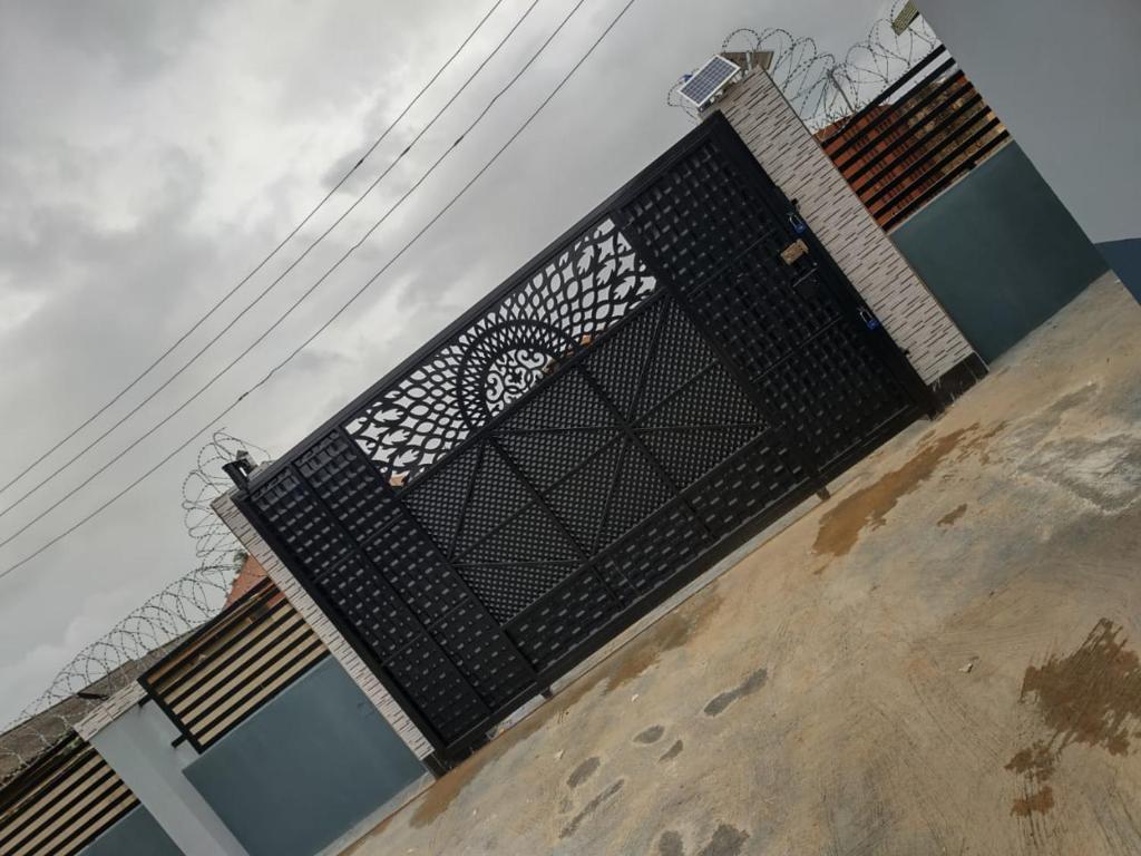 une porte sur le côté du bâtiment dans l'établissement The Casterwells, à Ibadan