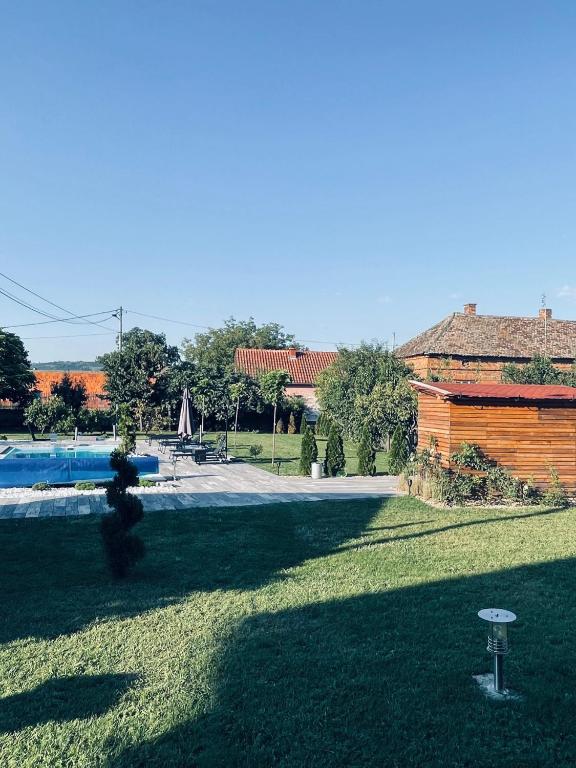 La alberca dentro o cerca de Sobe Djurdjevic