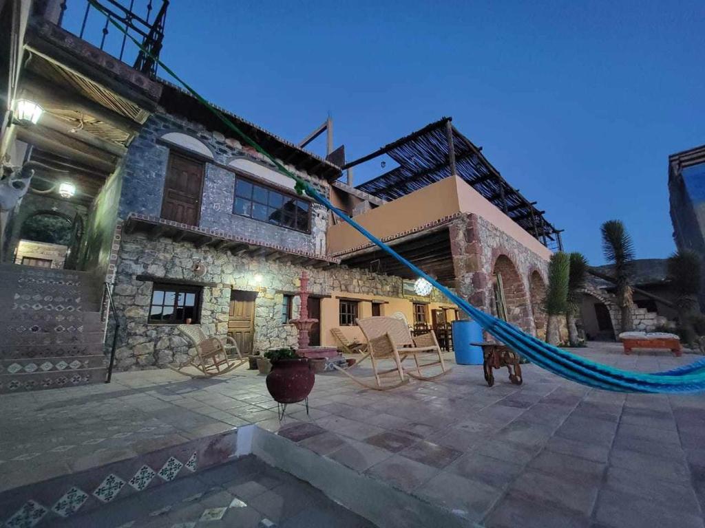 een huis met een blauw touw ervoor bij HOTEL RINCÓN MAGICO REAL DE CATORCE in Real de Catorce