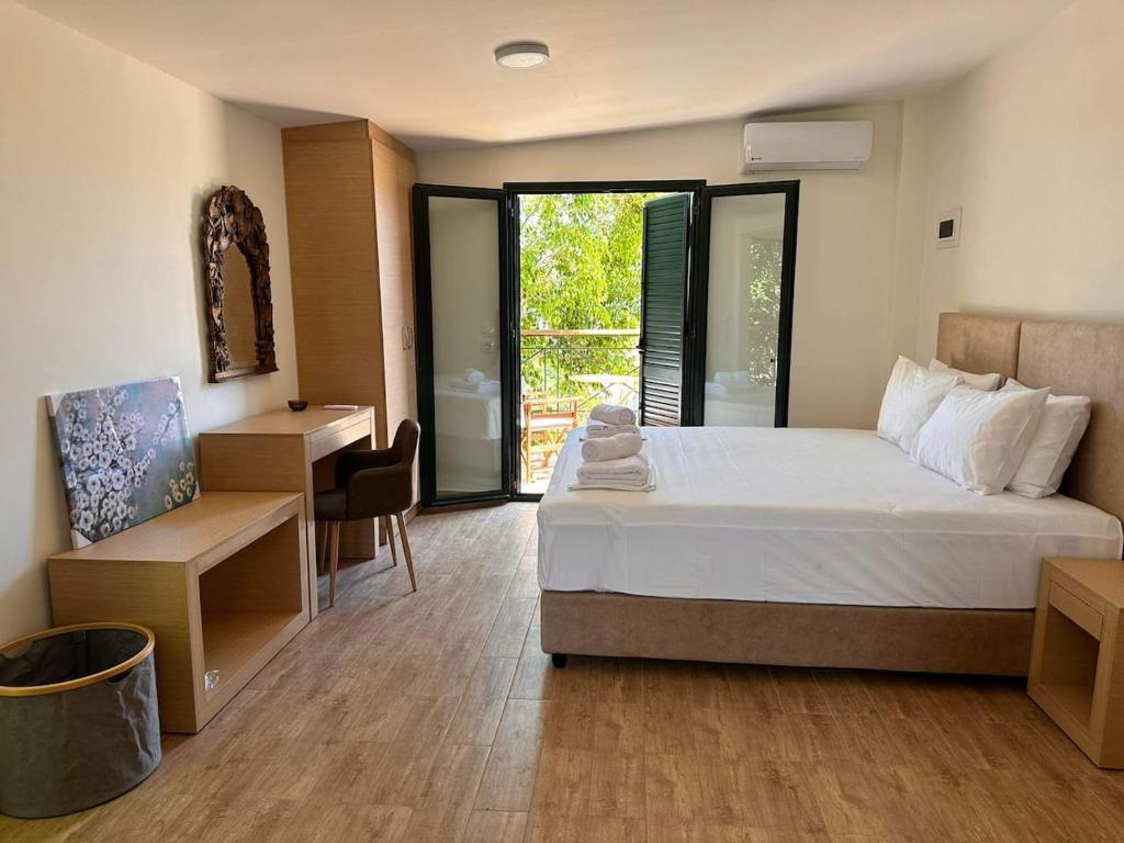een hotelkamer met een bed en een bureau en een bed sidx sidx sidx sidx bij Relaxing Experience in Chersonissos