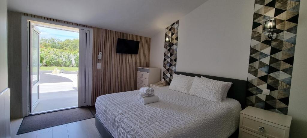 Łóżko lub łóżka w pokoju w obiekcie DOMAINE DES PIERRES PRECIEUSES - Demeure de Charme - Grand Standing - 15 pers - Spa - Massages - Détente et Bien-être - 30' Bordeaux