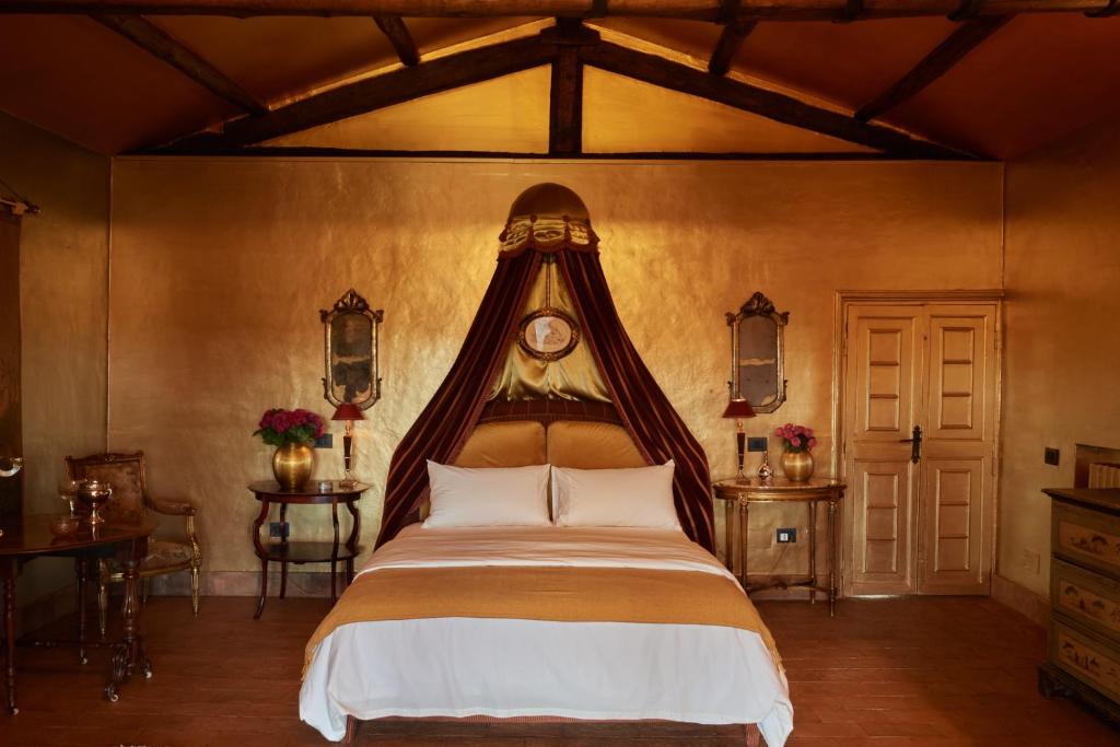 Postel nebo postele na pokoji v ubytování Palazzo storico Colesanti