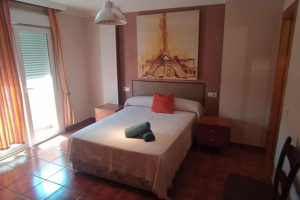 - une chambre avec un lit doté d'un oreiller rouge dans l'établissement Casa en Málaga, à Malaga