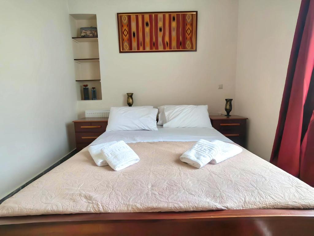 - une chambre avec un lit et 2 oreillers dans l'établissement Villa Nelparadi, à Plátanos