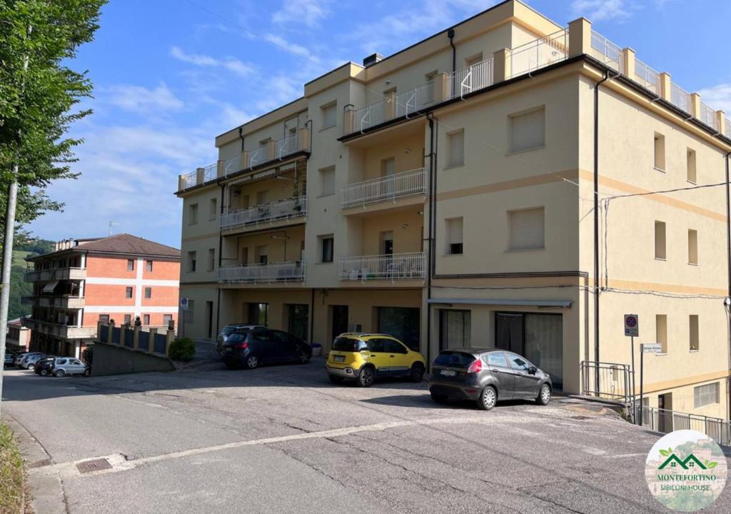 un edificio con coches estacionados en un estacionamiento en Montefortino Sibillini House, en Montefortino