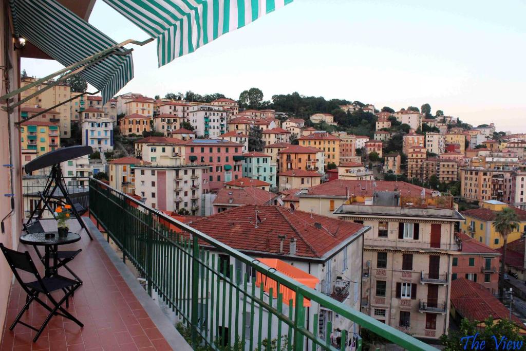 uma vista da cidade a partir da varanda de um edifício em The view em La Spezia