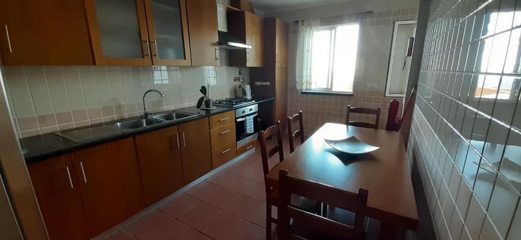 Kuchyň nebo kuchyňský kout v ubytování Casinha do Chorão