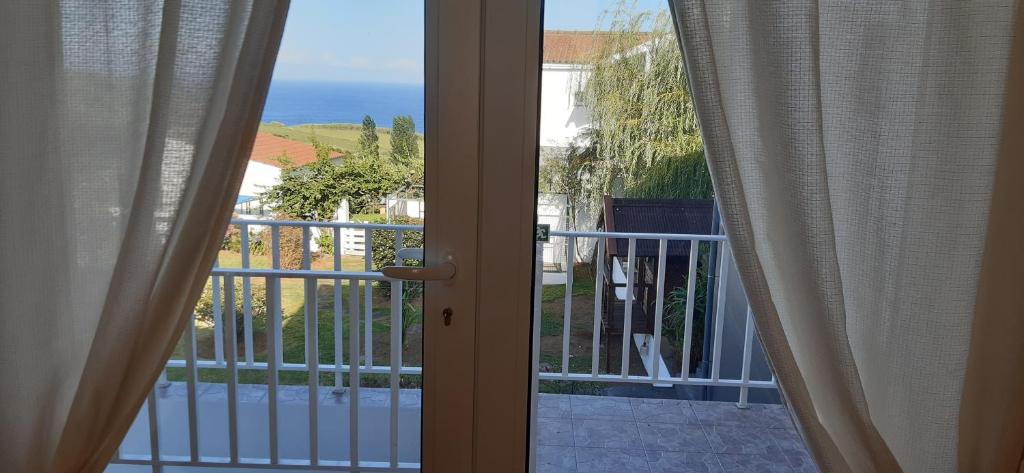 Balkón nebo terasa v ubytování Casinha do Chorão