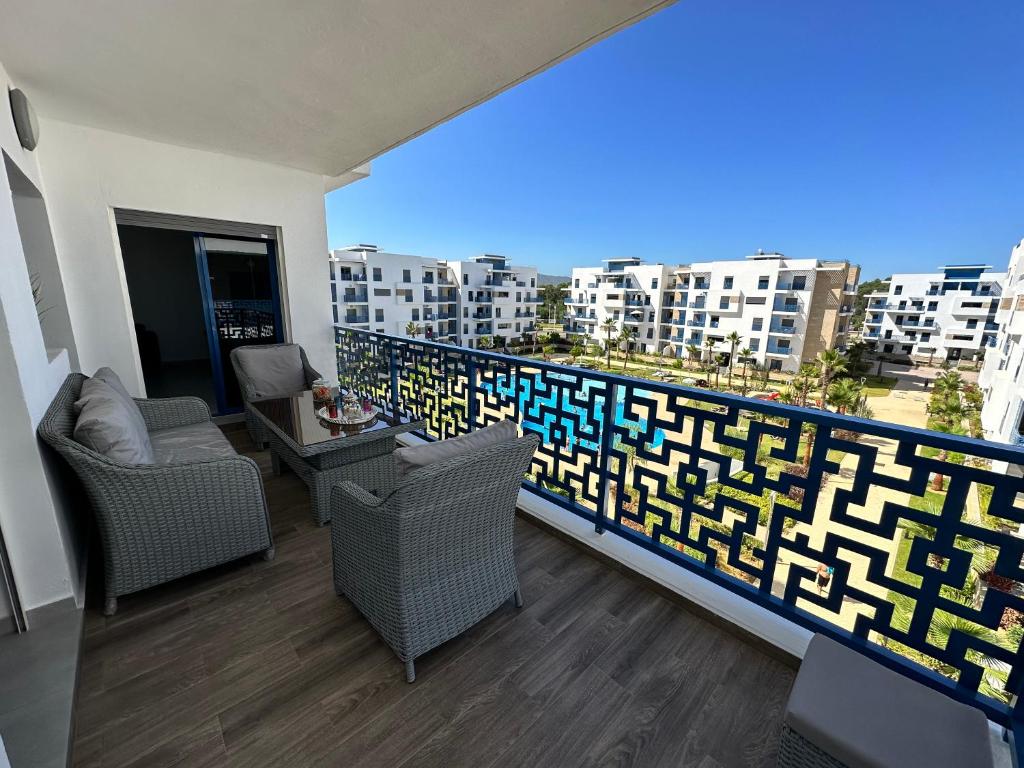 balcone con sedie e vista sulla città di Appartement Costa Mar Martil-Tetouan a Martil