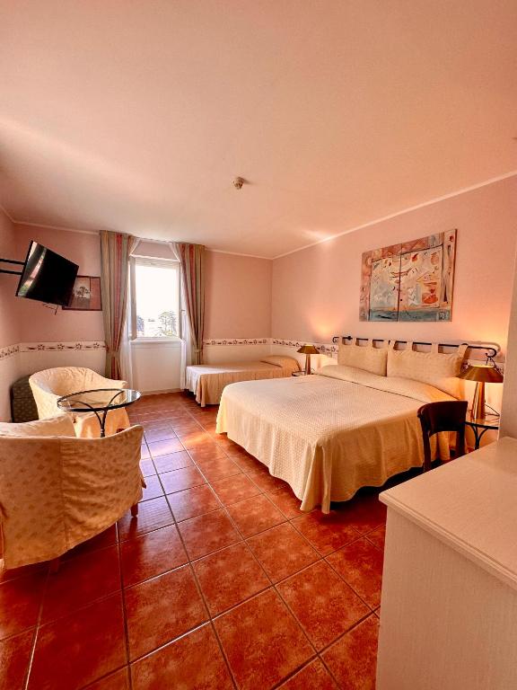 Łóżko lub łóżka w pokoju w obiekcie Caroline Hotel