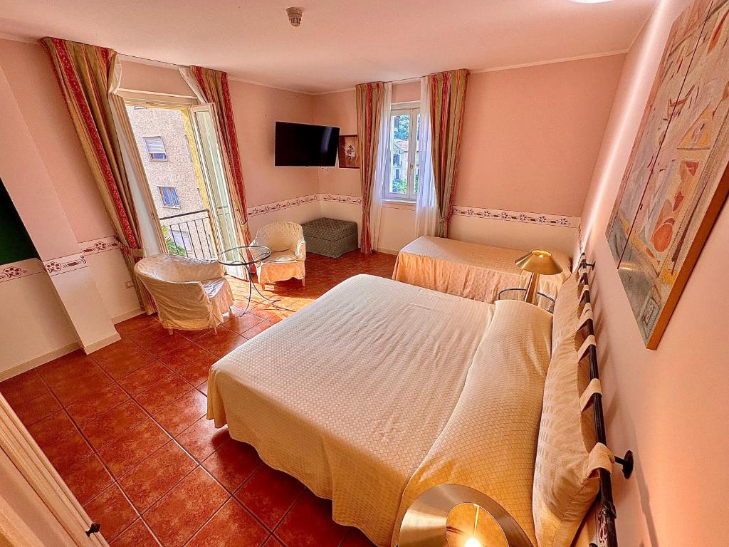 Telewizja i/lub zestaw kina domowego w obiekcie Caroline Hotel