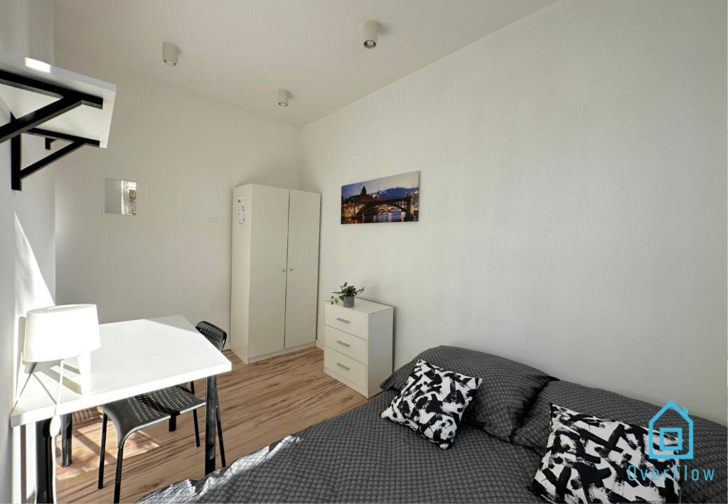 Krevet ili kreveti u jedinici u okviru objekta Sobieski Room - Peaceful Retreat, 10 Minutes to Gdańsk Old Town & Seaside