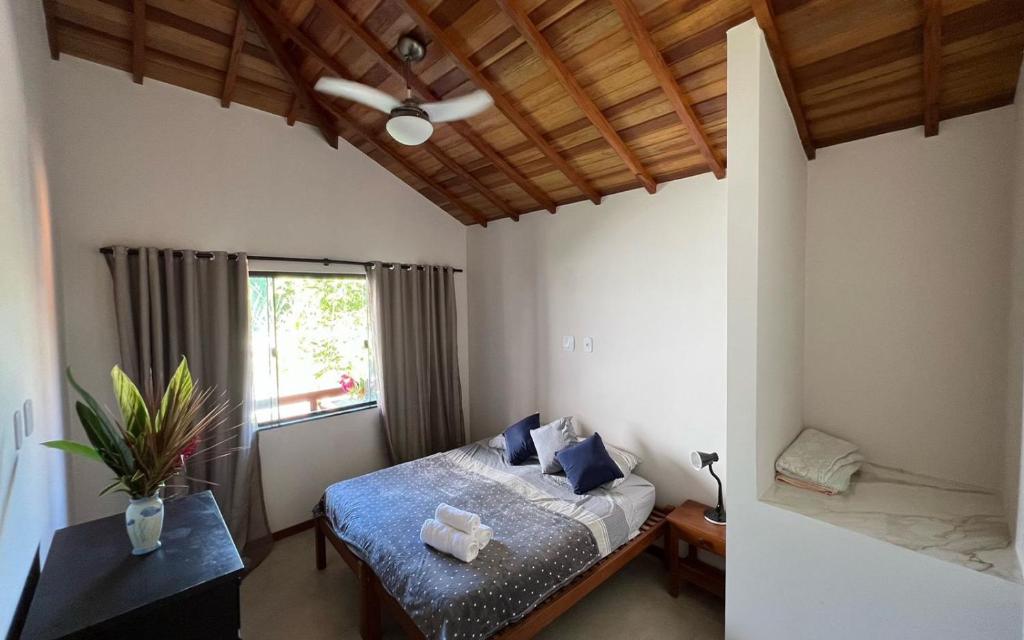 a bedroom with a bed and a window at Sonia Flats - Chalé a 500 metros da Praia da Tartaruga in Búzios