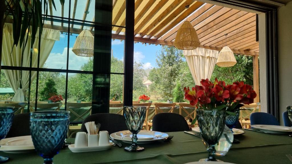 stół z zieloną tkaniną i kwiatami w obiekcie Tsaghkunk Chef house w mieście Sewan