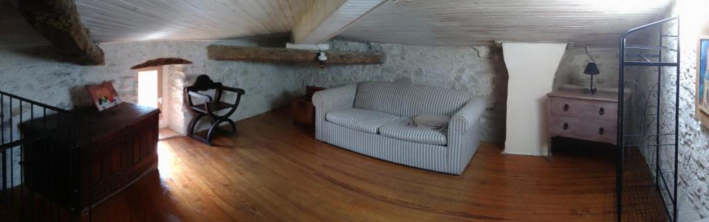 Area tempat duduk di Quaint and original loft room