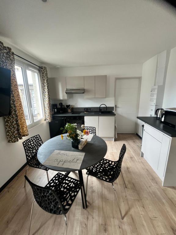 Kuchyň nebo kuchyňský kout v ubytování Coin de paradis avec spa illimité en plein centre Avranches