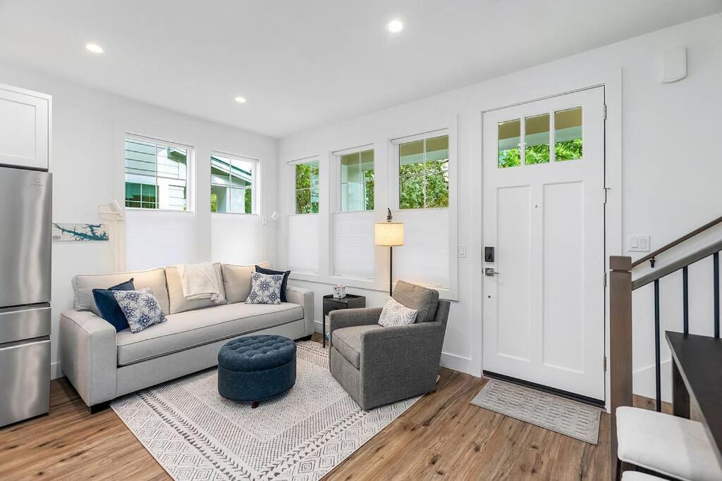 een woonkamer met een bank en een stoel bij The Greenwood Gem in Seattle