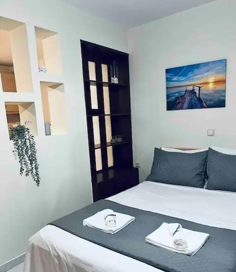 1 dormitorio con 1 cama con 2 toallas en New Unique Apartment in Heraklion en Heraclión