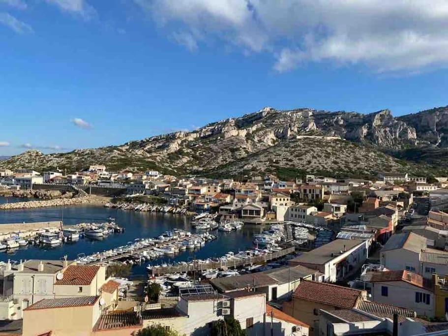 une vue d'un port avec des bateaux dans l'eau dans l'établissement Maison avec magnifique vue mer - Les Goudes, à Marseille