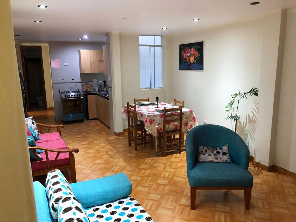 a living room with a table and a dining room at Hermoso departamento en lugar centrico in Trujillo