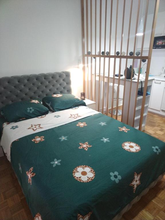 Postel nebo postele na pokoji v ubytování AIK Kula studio