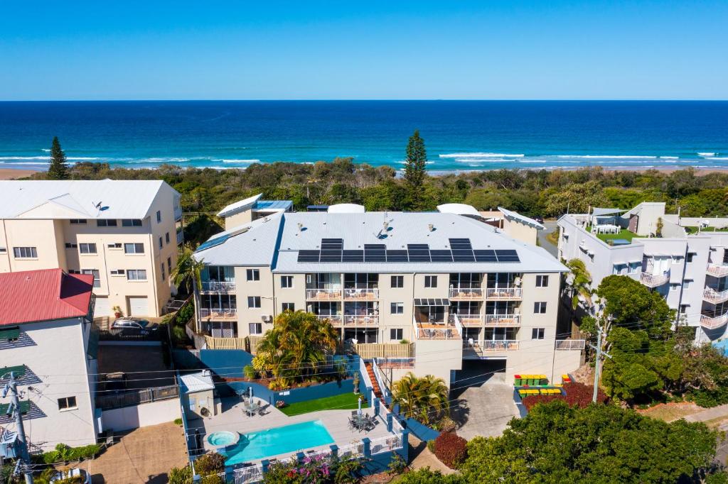 een luchtzicht op een resort met een zwembad en de oceaan bij Horizons At Peregian in Peregian Beach