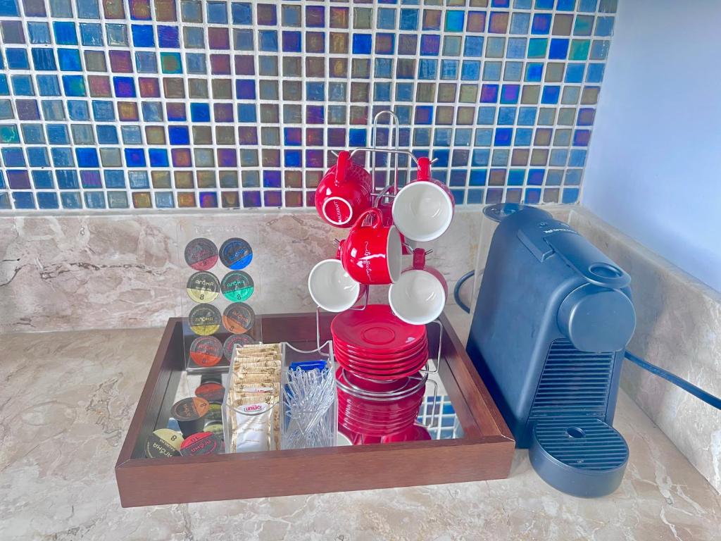 a tray with cups and utensils in a bathroom at Lindo Apartamento no Condomínio Alto da Serra Villas de Bananeiras in Bananeiras