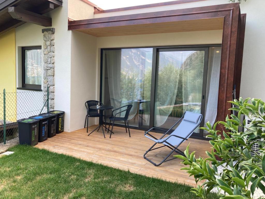 eine Terrasse mit Stühlen und einem Tisch auf einem Haus in der Unterkunft La Casa sul Lago Apartments - Blue Wave Apartment in Limone sul Garda