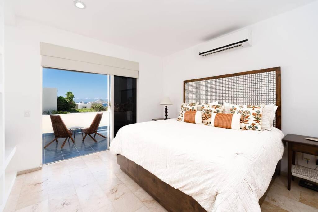 1 dormitorio con 1 cama grande y balcón en Sea view, king-size bed, wheelchair access, en Cabo San Lucas