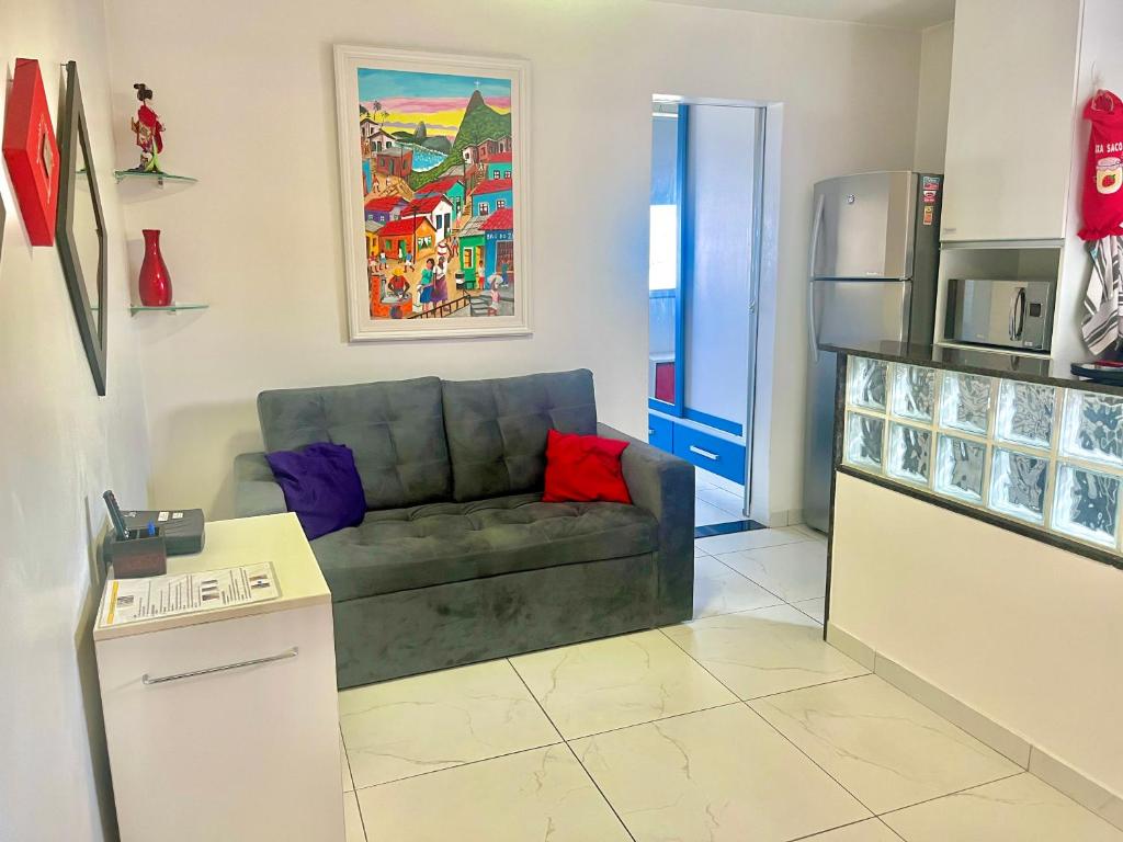 un soggiorno con divano e frigorifero di Fioravante's Apartment a Rio de Janeiro