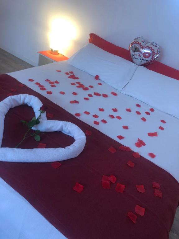 Postel nebo postele na pokoji v ubytování Ragaraja private suite & SPA
