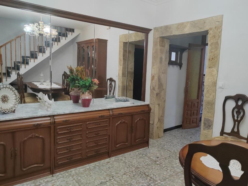 baño con espejo grande y lavabo en Casa RISAN, en Cañete la Real