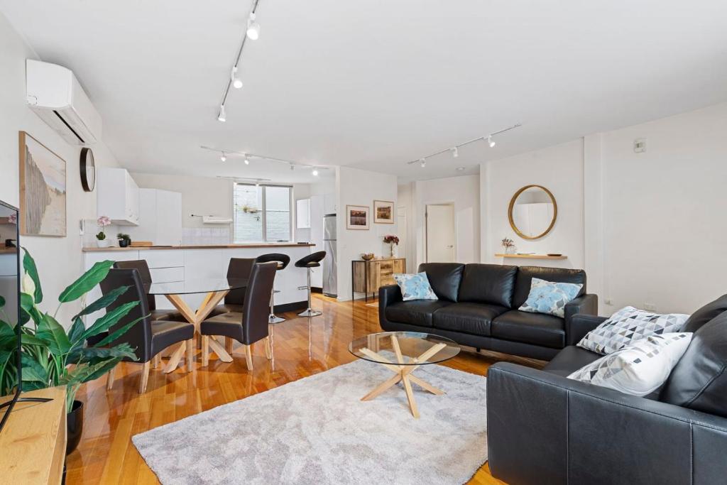 un salon avec un canapé et une table dans l'établissement Centre Stage - Stroll to the Waterfront, à Hobart